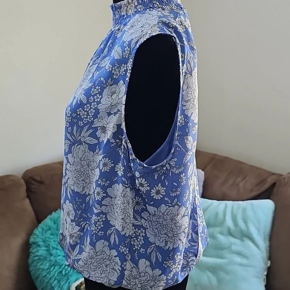 NWT Express Floral Periwinkle Sleeveless Top, Medium - Picture 2 of 9